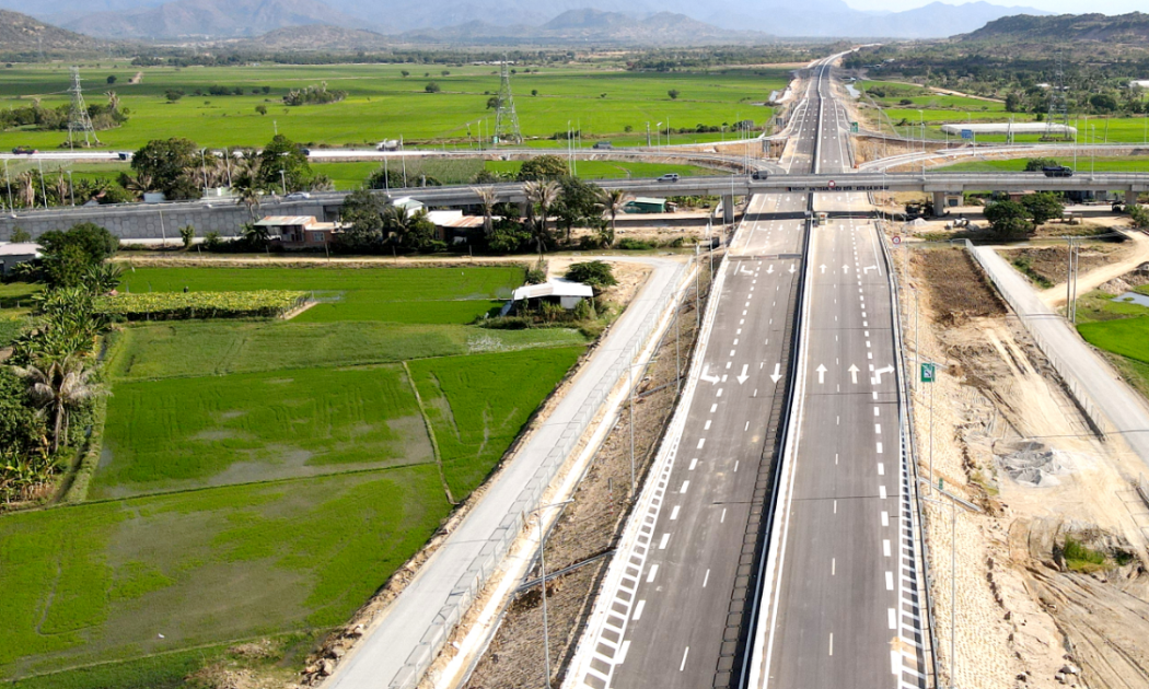 Cao tốc Cam Lâm - Vĩnh Hảo với tổng vốn 8.925 tỷ đồng theo hình thức (PPP) dài 78km đi qua Khánh Hoà, Ninh Thuận và Bình Thuận đã hoàn thiện tuyến chính, dự kiến khánh thành dịp 30/4.