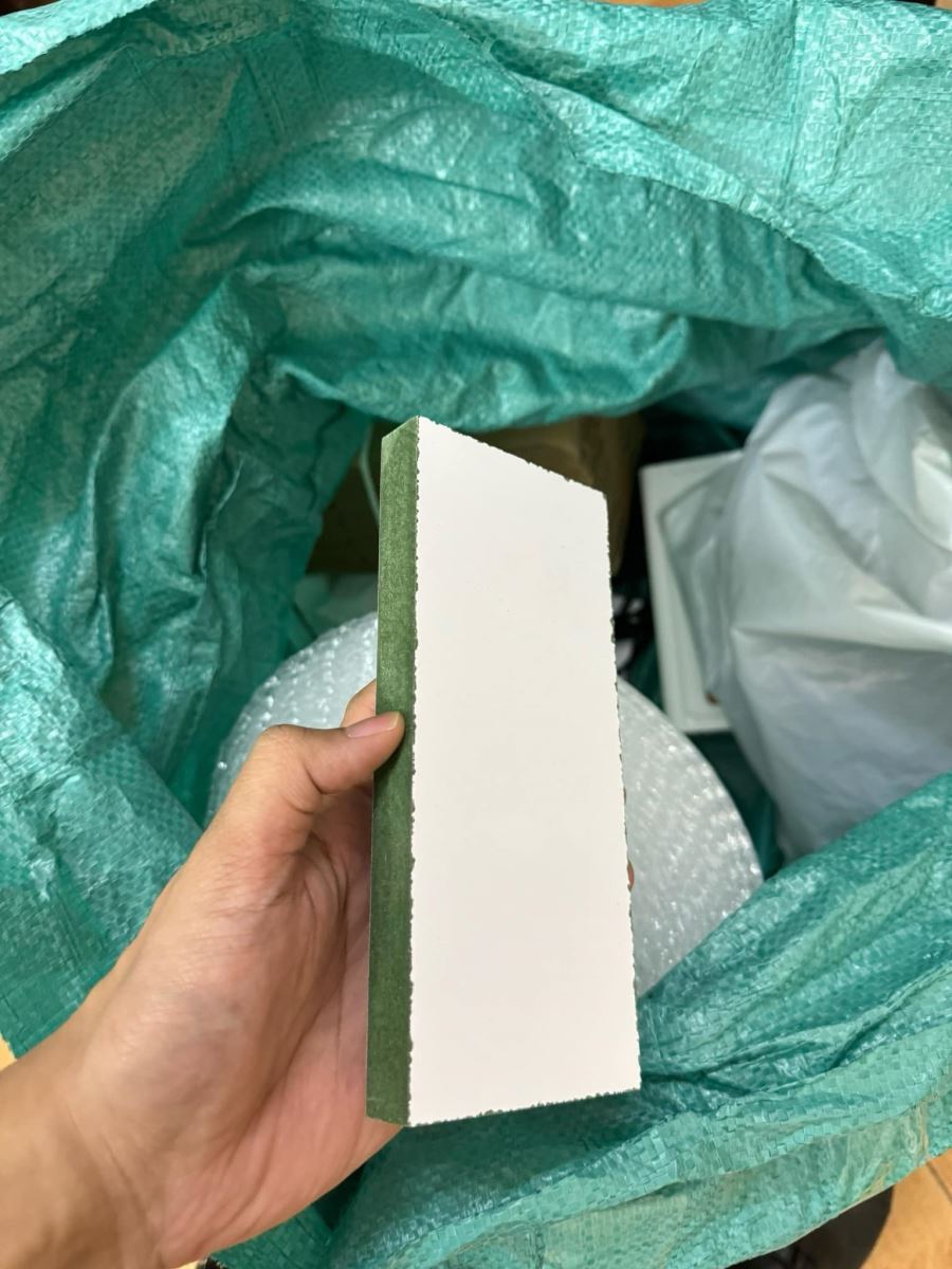 Hàng hoá là điện thoại được các đối tượng đóng gói chuyển phát. Ảnh: Công an tỉnh Phú Thọ.