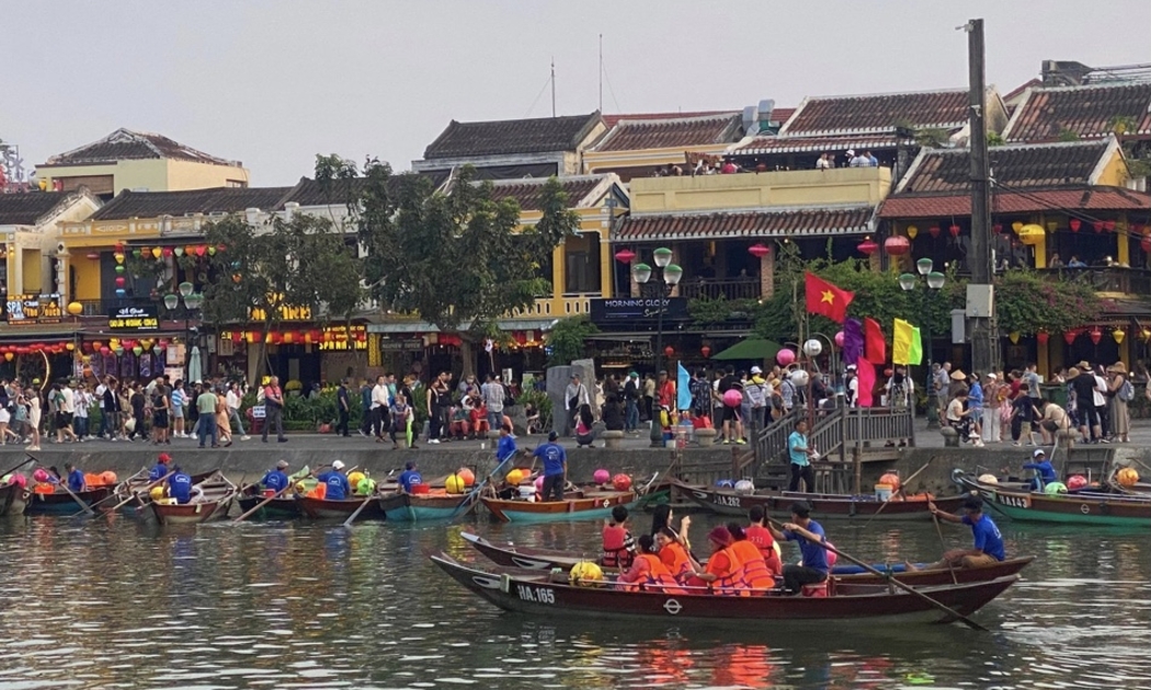 Khách du lịch trong nước và quốc tế tấp nập đến Hội An.