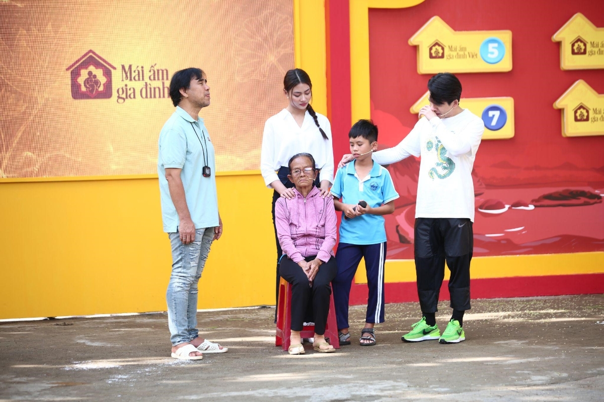 Khoảnh khắc x&uacute;c động trong chương tr&igrave;nh &ldquo;M&aacute;i ấm gia đ&igrave;nh Việt&rdquo; tại huyện Di&ecirc;n Kh&aacute;nh, tỉnh Kh&aacute;nh H&ograve;a.