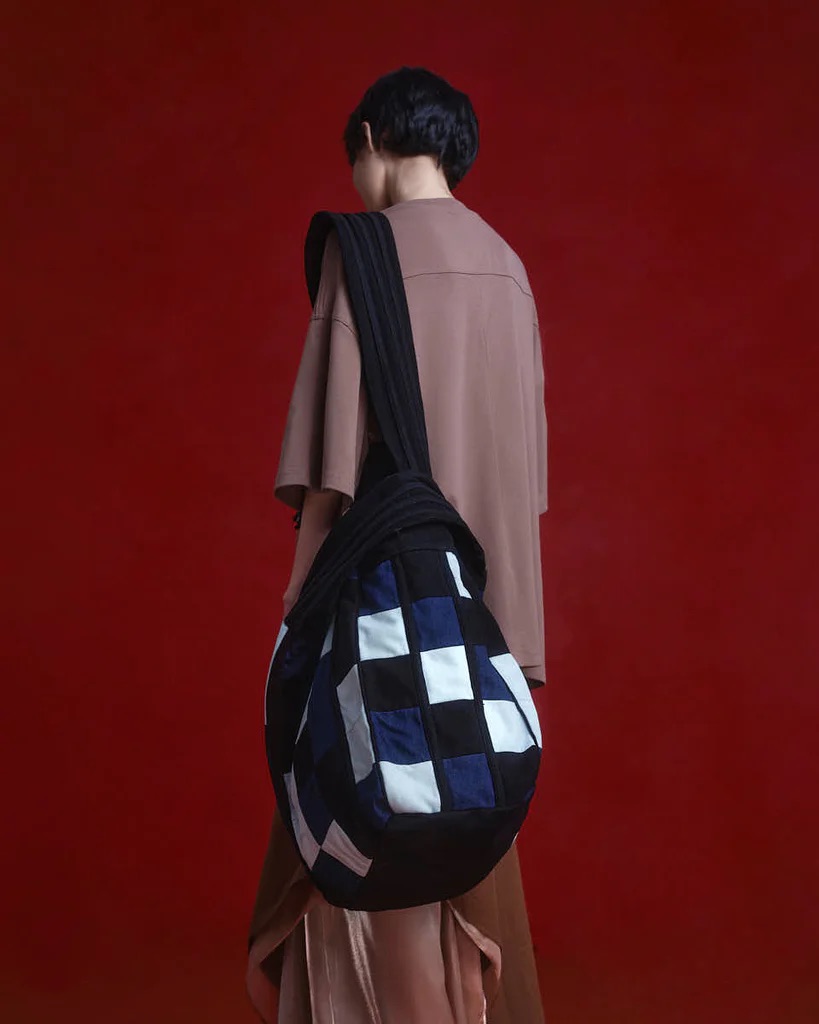 &Yacute; tưởng thiết kế v&agrave; t&ecirc;n gọi từng sản phẩm của M&ocirc;i Đi&ecirc;n đều c&oacute; nguồn gốc từ c&aacute;c c&acirc;u chuyện d&acirc;n gian, nhưng qua lăng k&iacute;nh h&agrave;i hước, d&iacute; dỏm như quần 