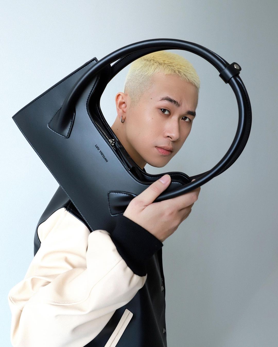 NTK Lưu Việt Anh cùng túi Gióng.  Ảnh: LUU VIETANH  