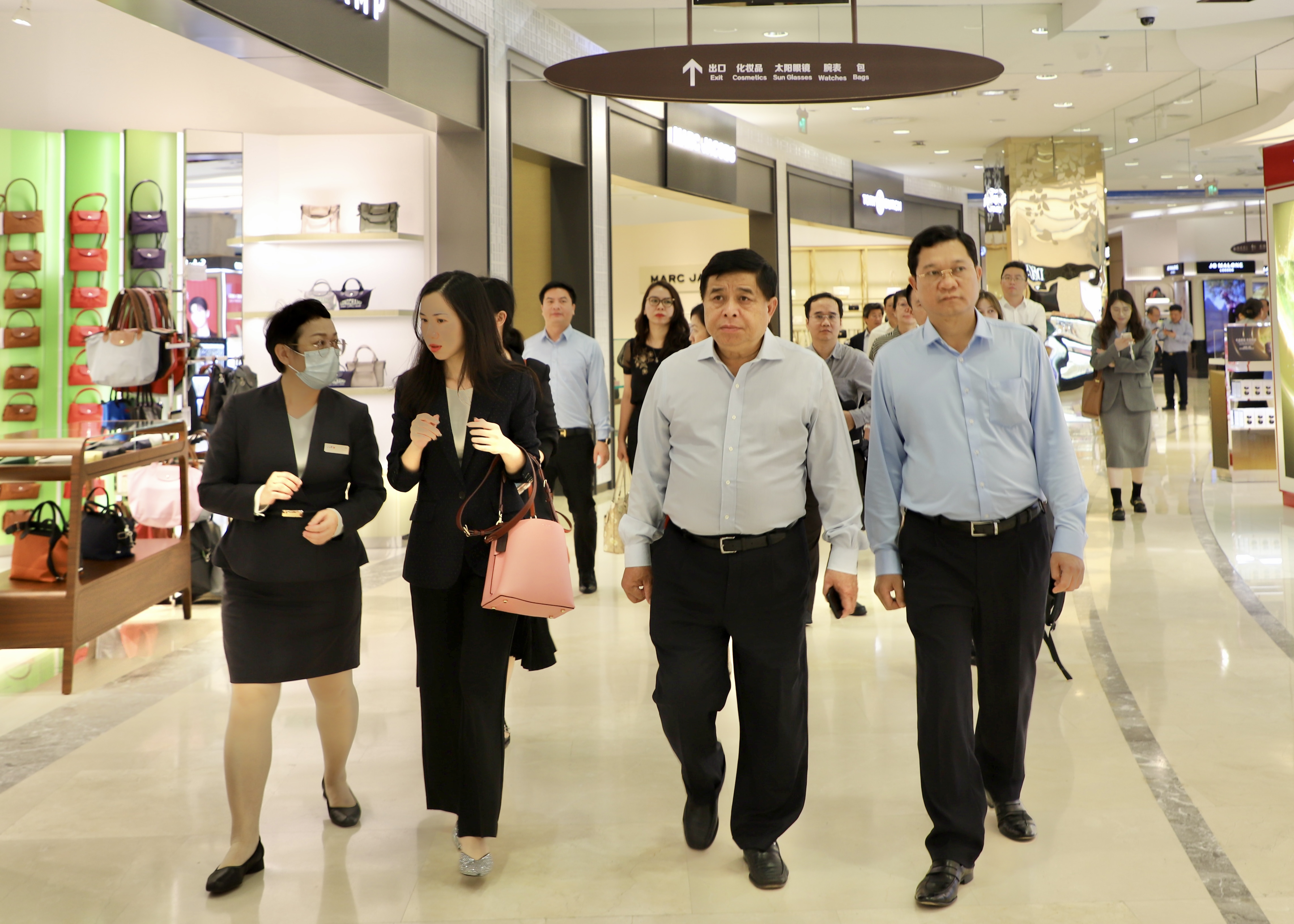 Trong khuôn khổ chương trình, đoàn công tác làm việc và khảo sát Trung tâm Thương mại tự do, khu thương mại tự do miễn thuế tại Hải Khẩu, Hải Nam, Trung Quốc. Đây là khu vực miễn thuế, một phần trong Cảng Thương mại Tự do Hải Nam. Ảnh: Bộ Kế hoạch và Đầu tư.