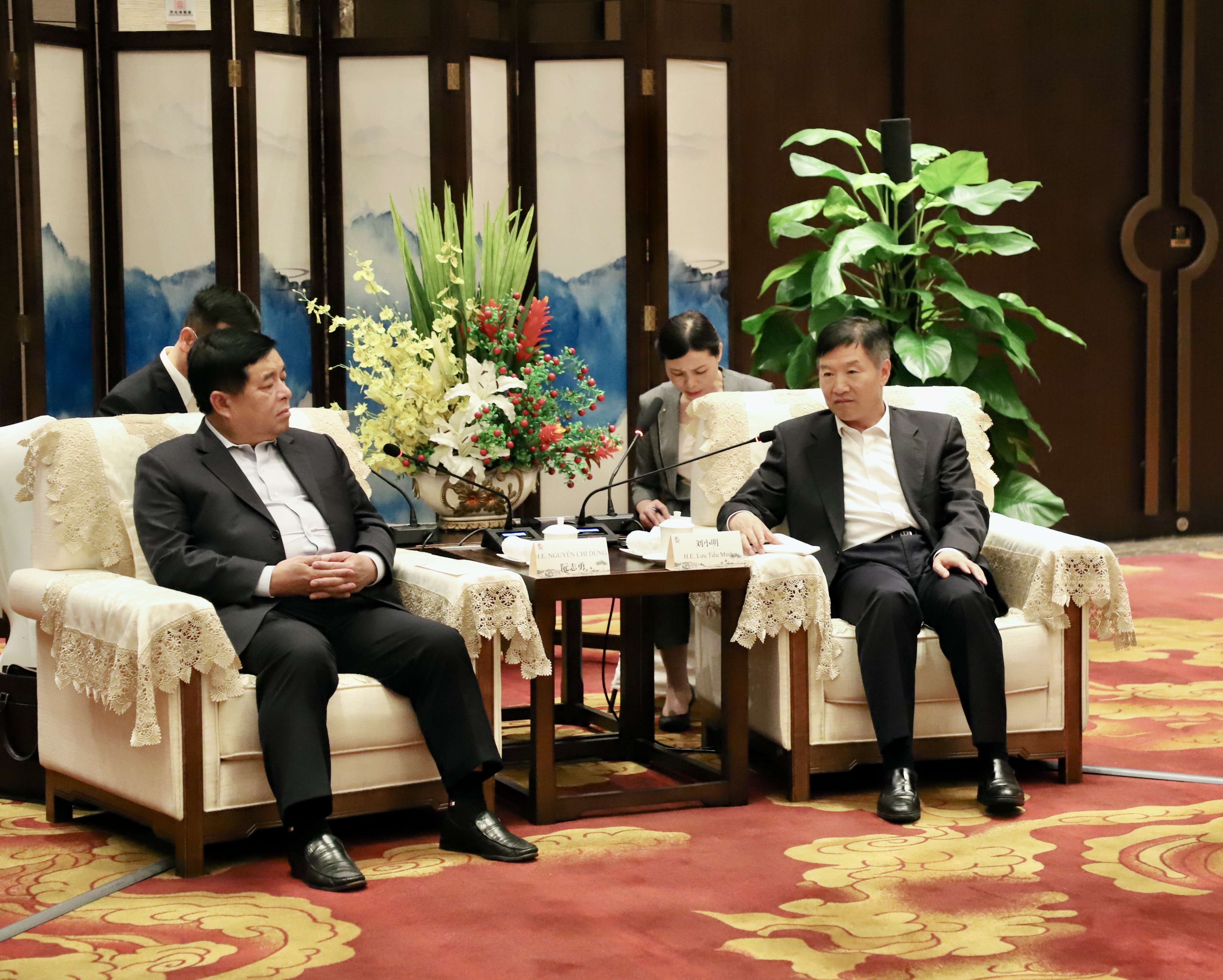 Bộ trưởng Nguyễn Chí Dũng và đoàn công tác cũng làm việc với ông Lưu Tiểu Minh, Phó bí thư Tỉnh uỷ, Chủ tịch Chính quyền tỉnh  Hải Nam.