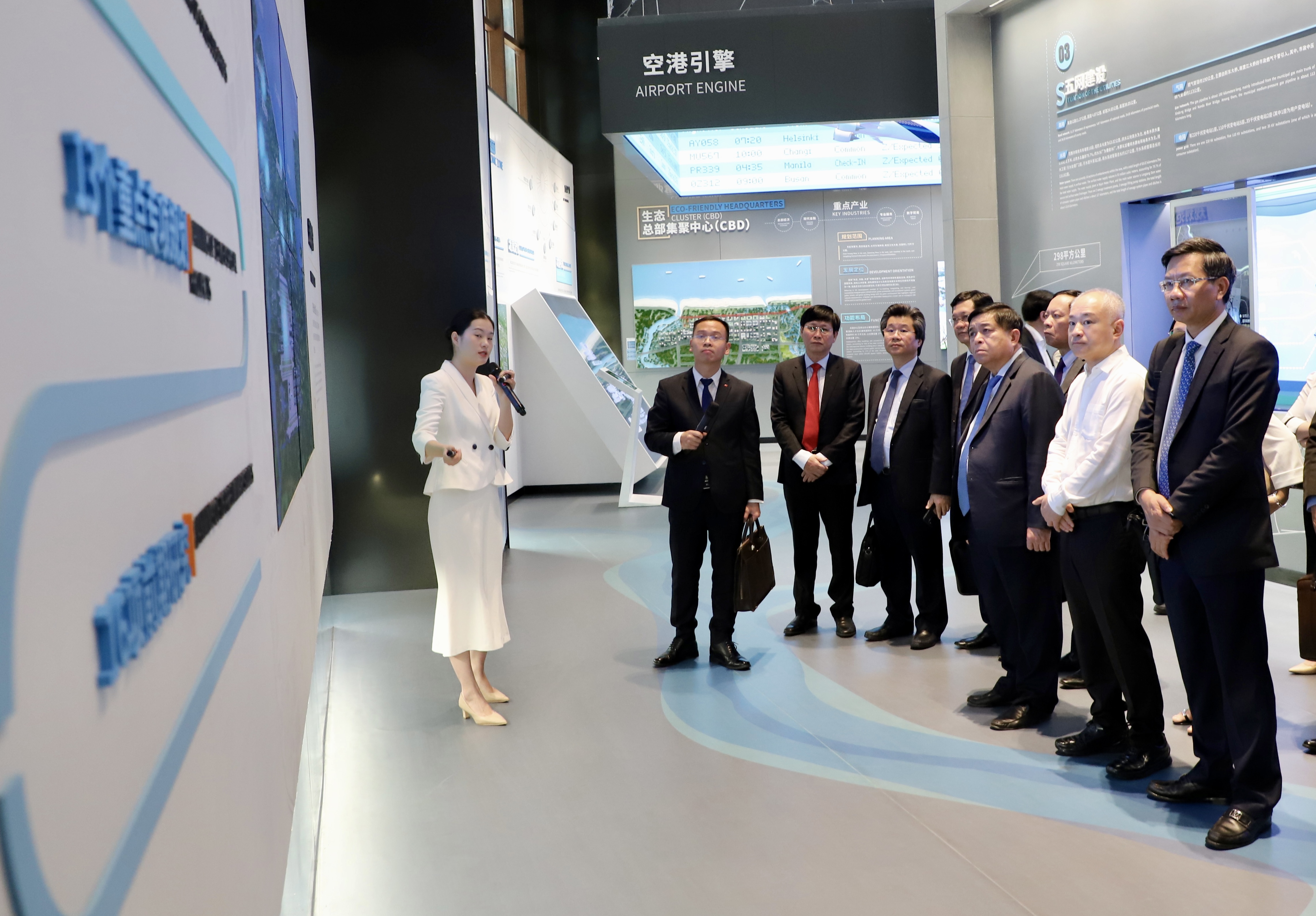 Bộ trưởng Nguyễn Chí Dũng và đoàn công tác của Bộ Kế hoạch và Đầu tư đến khảo sát Khu mới Giang Đông thuộc Hải Khẩu (tỉnh Hải Nam) có nhiều trung tâm mới, sản phẩm đặc biệt.