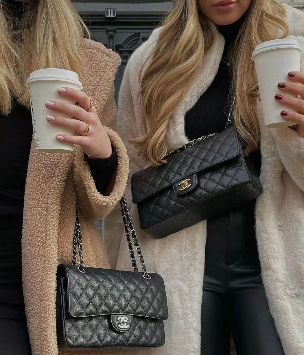 Chanel cho rằng chiếc t&uacute;i Classic Flap l&agrave; một khoản đầu tư tuyệt vời, c&oacute; gi&aacute; trị l&acirc;u d&agrave;i v&agrave; tạo được sự kh&aacute;c biệt so với c&aacute;c đối thủ cạnh tranh.