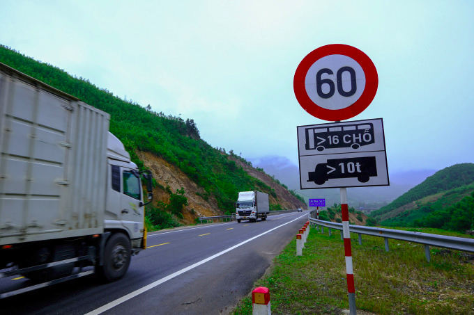 Đối với vị trí địa hình đặc biệt khó khăn, yếu tố quốc phòng an ninh khống chế, cho phép áp dụng tốc độ thiết kế 60 km/h.