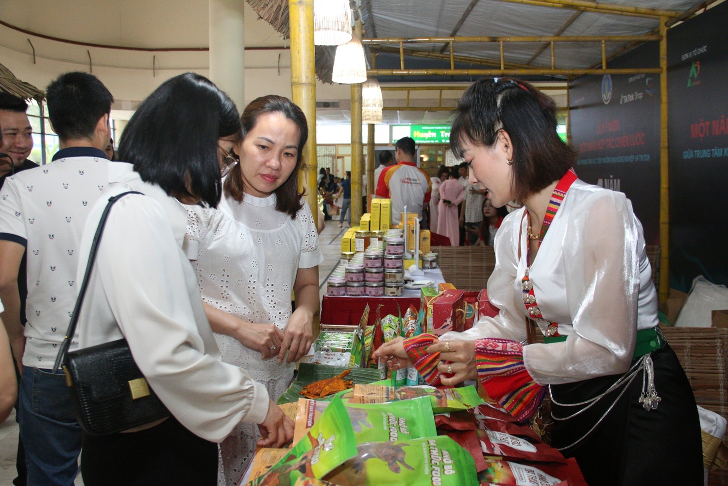 Một trong những gian hàng trưng bày tại Chương trình kỷ niệm.