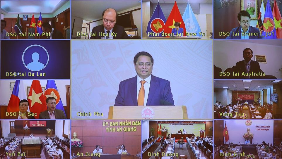 Hội nghị được tổ chức trực tiếp kết hợp trực tuyến tại đầu cầu Trụ sở Chính phủ với đầu cầu các cơ quan đại diện Việt Nam ở nước ngoài và UBND các tỉnh, thành phố trực thuộc Trung ương - Ảnh: VGP