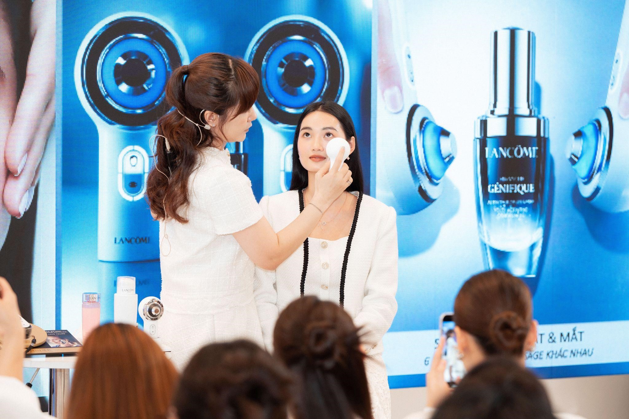 Máy massage đẩy tinh chất áp dụng công nghệ tiên tiến nhất của Lancôme.