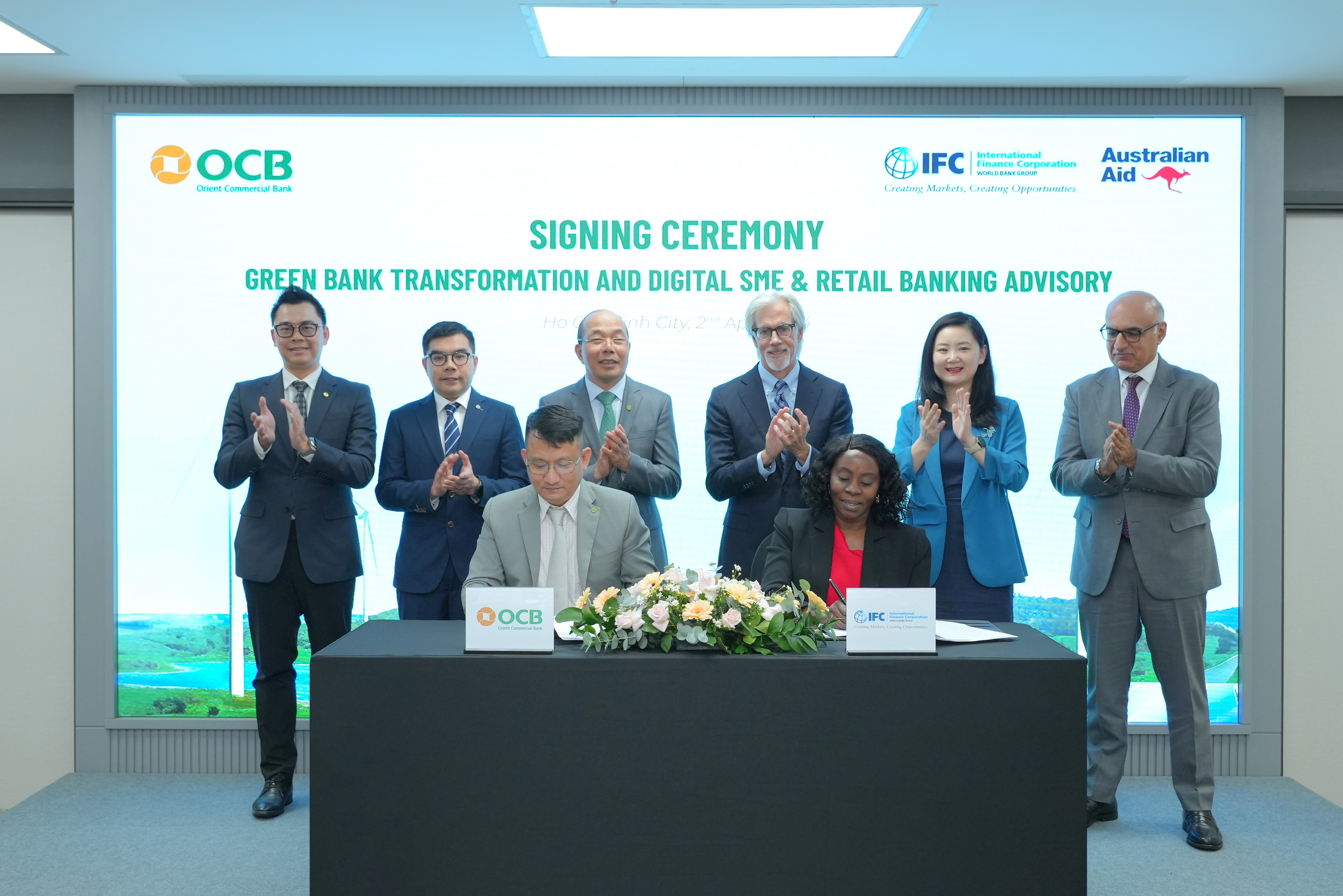 Đại diện OCB và IFC thực hiện ký kết thỏa thuận tư vấn chuyển đổi ngân hàng xanh và dịch vụ ngân hàng số.