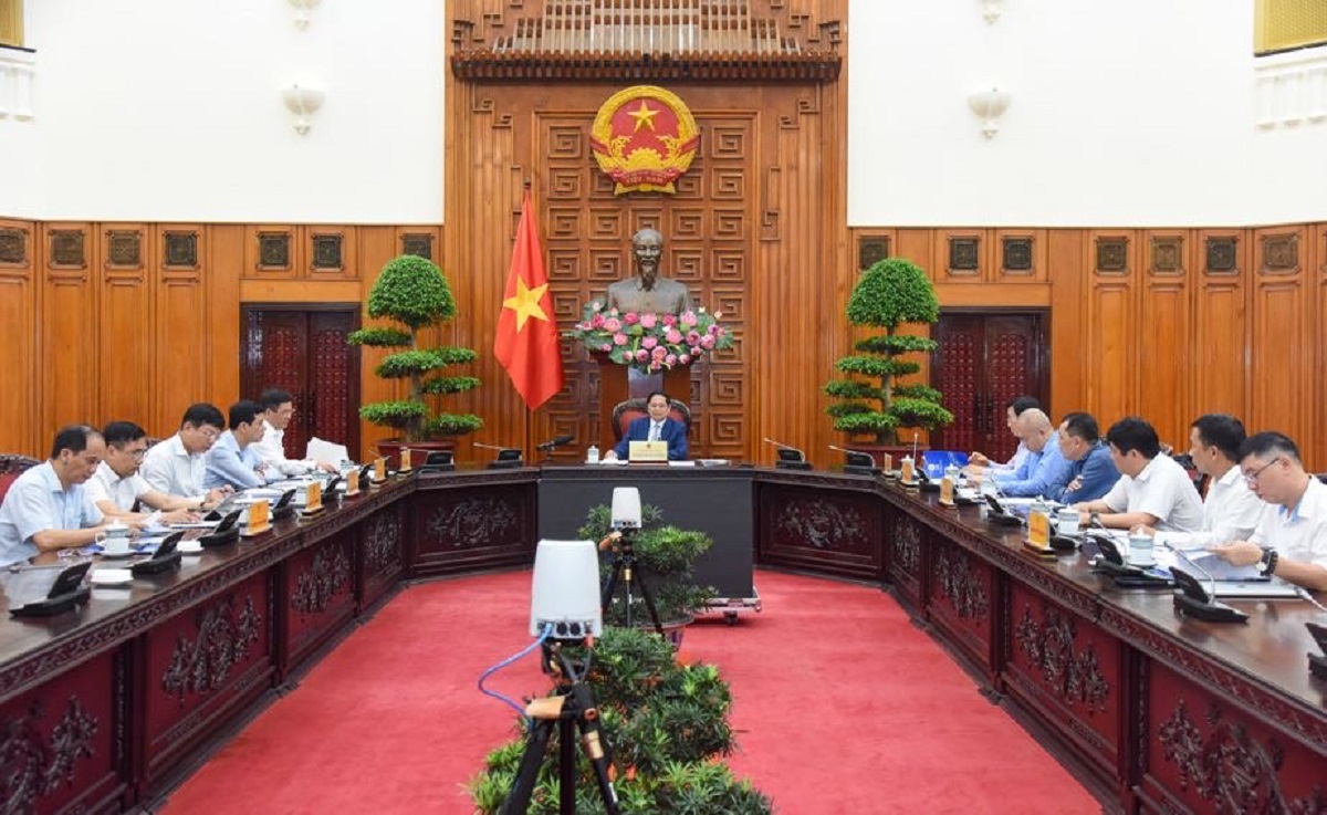 Thủ tướng chủ trì họp với các bộ, ngành, địa phương, đơn vị về tình hình thực hiện các dự án đường dây 500 kV mạch 3. Ảnh: VGP.