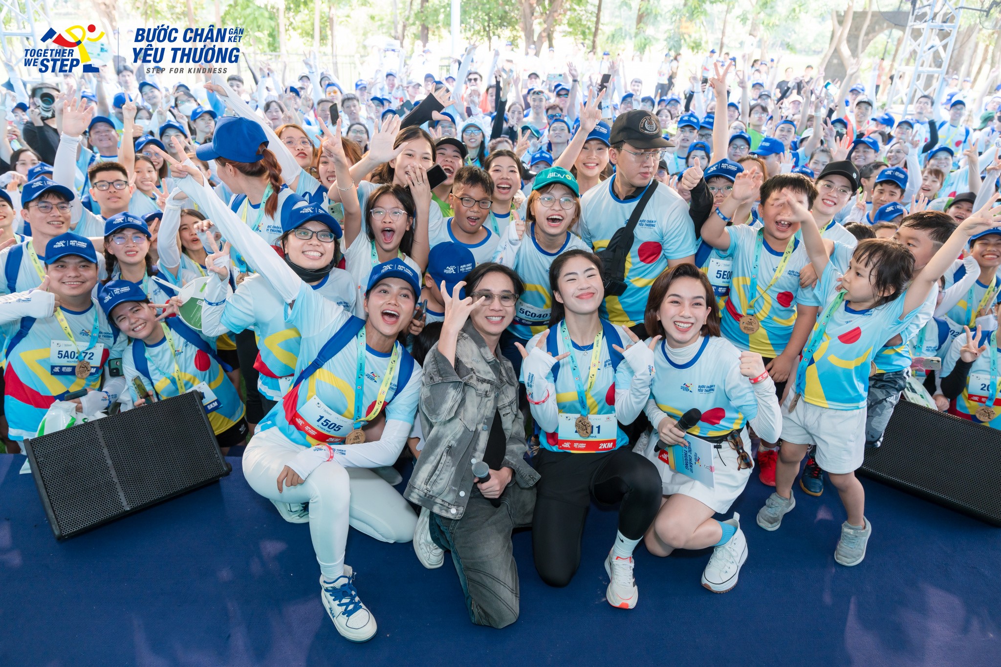 (Từ trái qua phải) Hoa hậu Hoàn vũ Việt Nam năm 2017 H’Hen Niê, rapper Justa Tee, và cầu thủ Thanh Nhã giao lưu cùng những người tham dự.