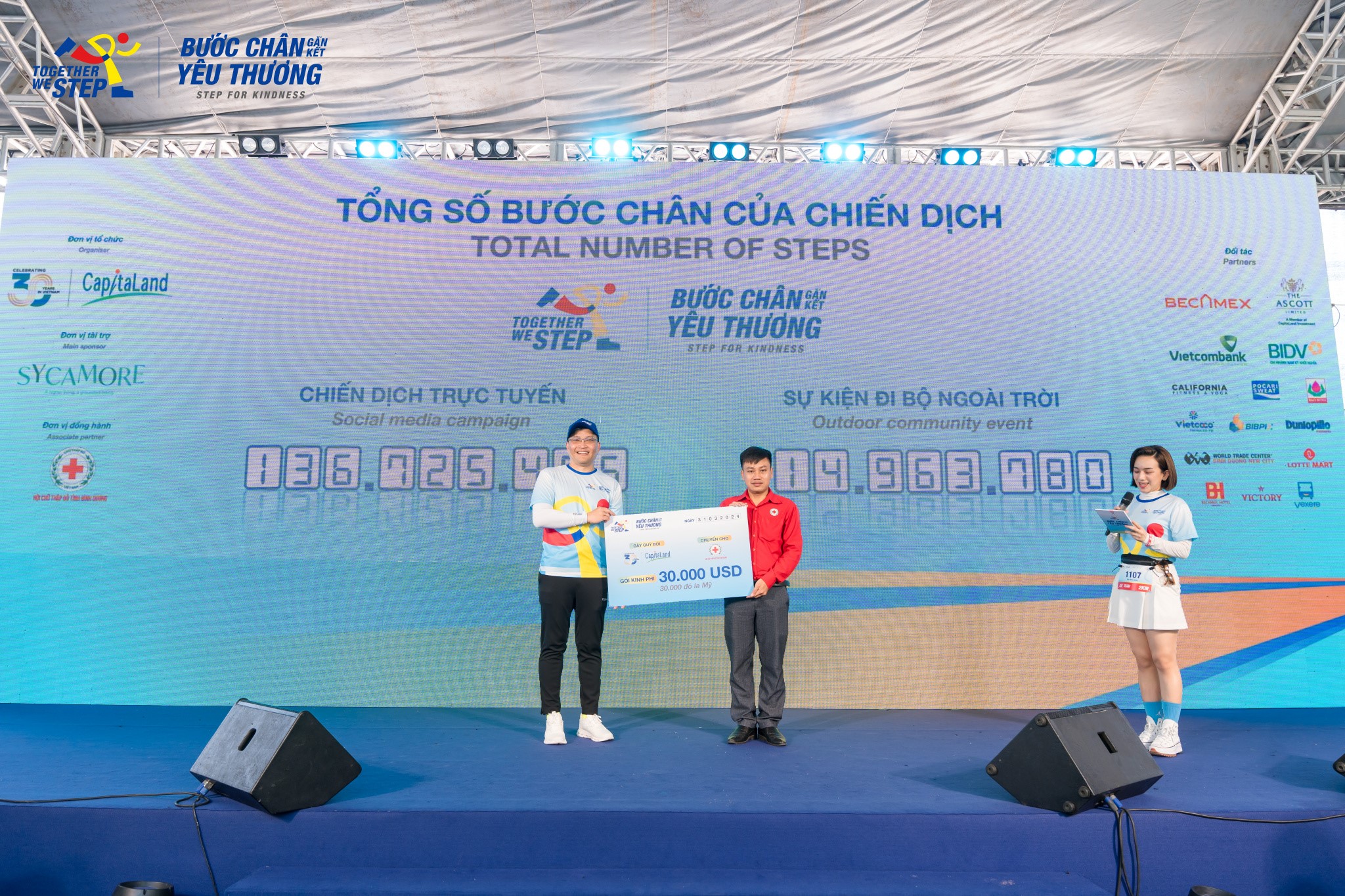 Ông Wyeren Yap, Tổng giám đốc khu vực miền Nam Việt Nam của CLD Việt Nam (trái), trao tặng gói hỗ trợ tài chính cho đại diện Hội Chữ thập đỏ tỉnh Bình Dương (phải).