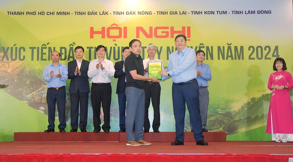 Đại diện địa phương một tỉnh Tây Nguyên trao bản ghi nhớ hợp tác đầu tư cho đơn vị.