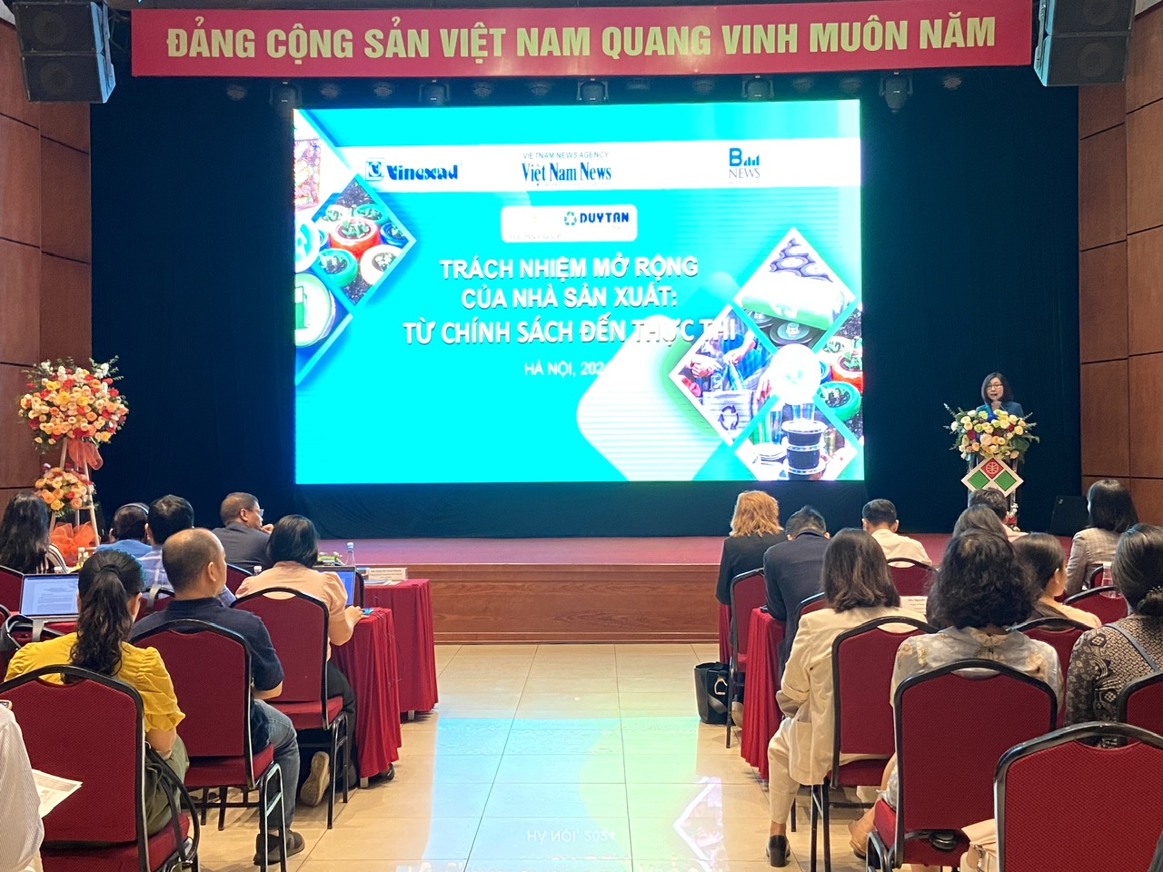 Bà Đoàn Thị Tuyết Nhung, Phó Tổng giám đốc TTXVN phát biểu tại hội thảo.