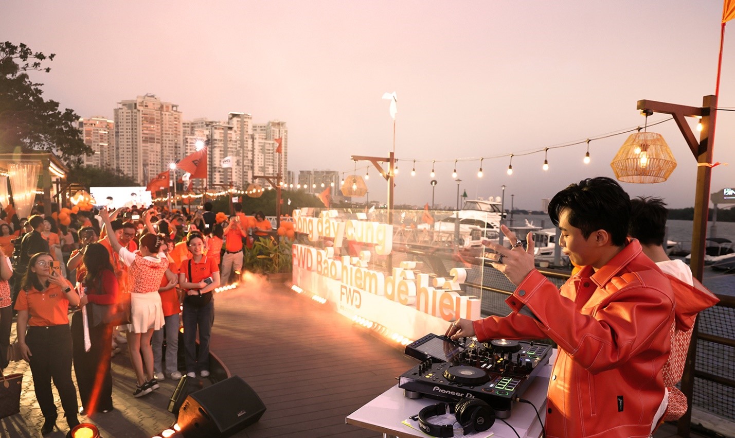 Chiến dịch thương hiệu&nbsp;mới&nbsp;&ldquo;Sống đầy c&ugrave;ng FWD Bảo hiểm dễ hiểu&rdquo;&nbsp;(Time to play)&nbsp;cổ vũ mọi người h&atilde;y sống trọn vẹn từng khoảnh khắc ngay h&ocirc;m nay thay v&igrave; chờ đợi một ng&agrave;y n&agrave;o đ&oacute;.