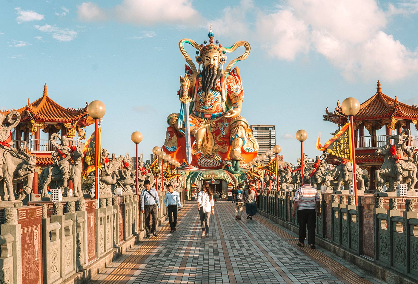 T&acirc;m chấn trận động đất nằm ở bờ ph&iacute;a đ&ocirc;ng của đảo Đ&agrave;i Loan, c&ograve;n c&aacute;c tuyến điểm khai th&aacute;c du lịch thường nằm ở dải ph&iacute;a t&acirc;y v&agrave; t&acirc;y bắc của Đ&agrave;i Loan.