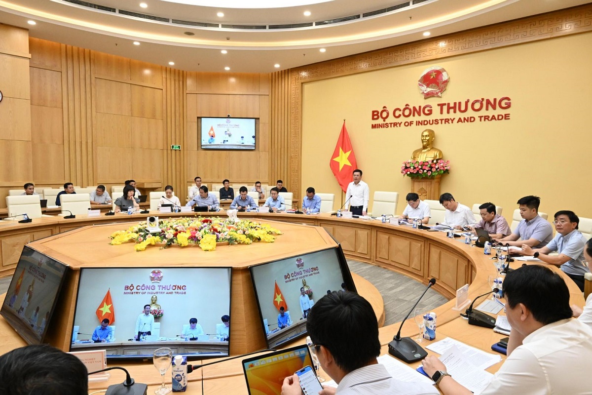 Bộ trưởng Nguyễn Hồng Di&ecirc;n chủ tr&igrave; cuộc họp với c&aacute;c đơn vị về kế hoạch cung ứng điện c&aacute;c th&aacute;ng cao điểm m&ugrave;a kh&ocirc;. Ảnh: Bộ C&ocirc;ng Thương.