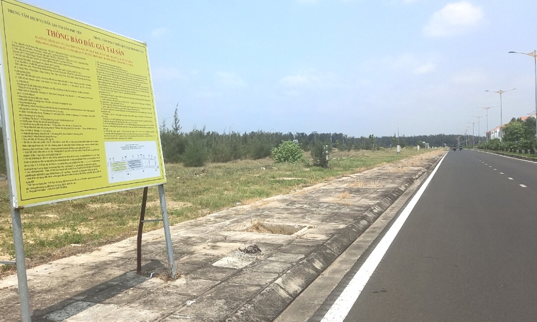 Khu đất hơn 21.600 m2 (bên trái) sắp được đấu giá - Ảnh Văn Triệu