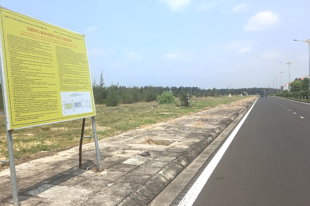 Khu đất hơn 21.600 m2 (bên trái) sắp được đấu giá - Ảnh Văn Triệu
