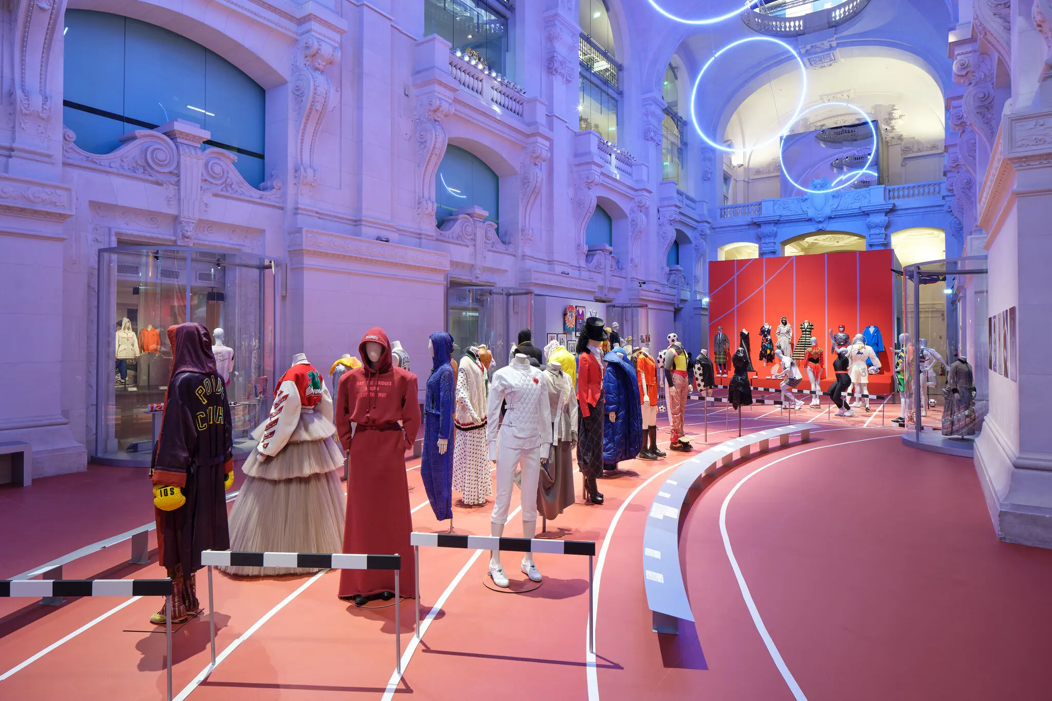 Những thiết kế lấy cảm hứng từ thể thao của Jean Paul Gaultier, Virgil Abloh và Maria Grazia Chiuri là một phần của triển lãm “Thời trang và Thể thao” tại Musée des Arts Décoratifs ở Paris tới đây.