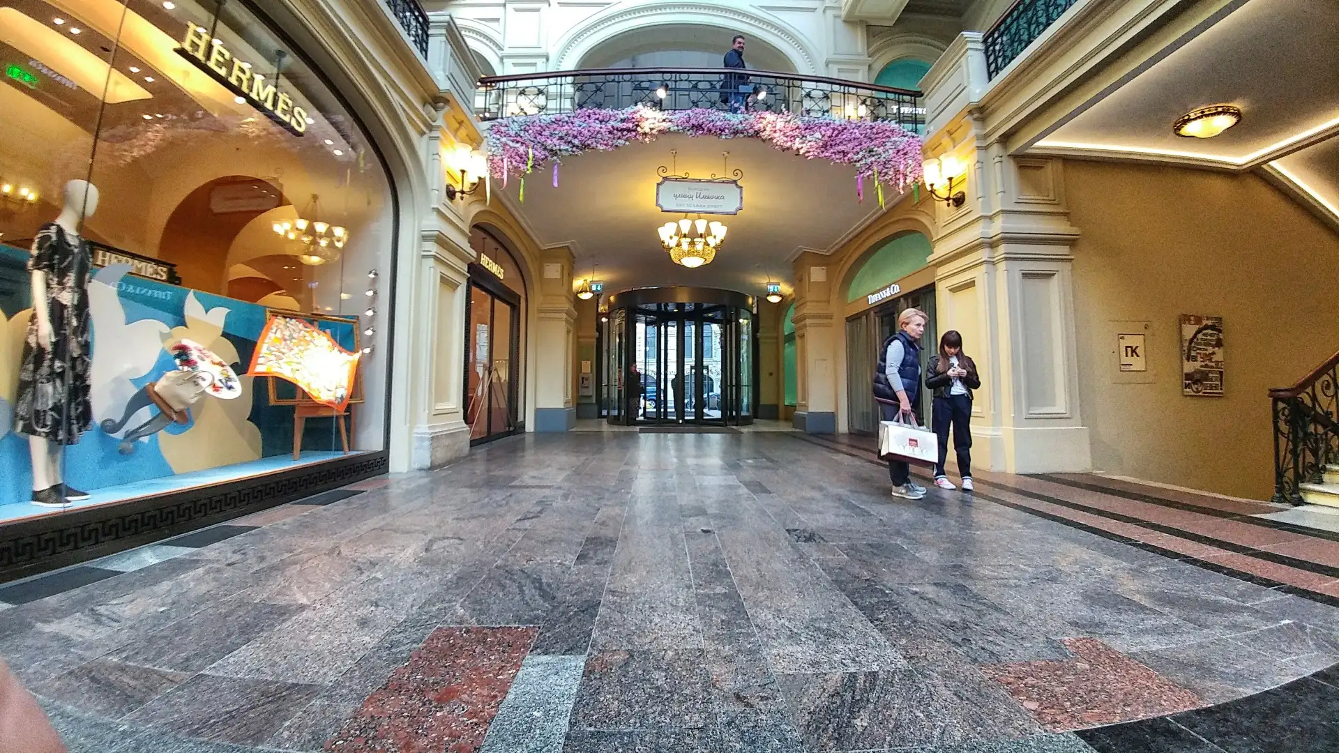 Herm&egrave;s kh&ocirc;ng gia hạn hợp đồng thu&ecirc; cửa h&agrave;ng tại Trung t&acirc;m thương mại hạng sang GUM ở trung t&acirc;m Moskva.