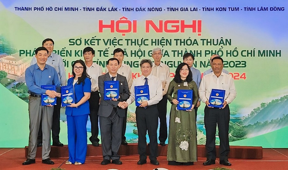 Trao bi&ecirc;n bản ghi nhớ thỏa thuận hợp t&aacute;c kinh tế - x&atilde; hội giữa TP.HCM v&agrave; c&aacute;c tỉnh v&ugrave;ng T&acirc;y Nguy&ecirc;n giai đoạn 2024-2025 - Ảnh: PA.