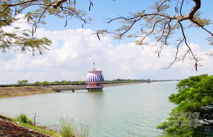 Hồ Dầu Tiếng, hồ nước ngọt nhân tạo lớn nhất Việt Nam, nguồn cung cấp nước ngọt thượng nguồn chủ yếu cho các nhà máy nước sạch ở hạ nguồn.