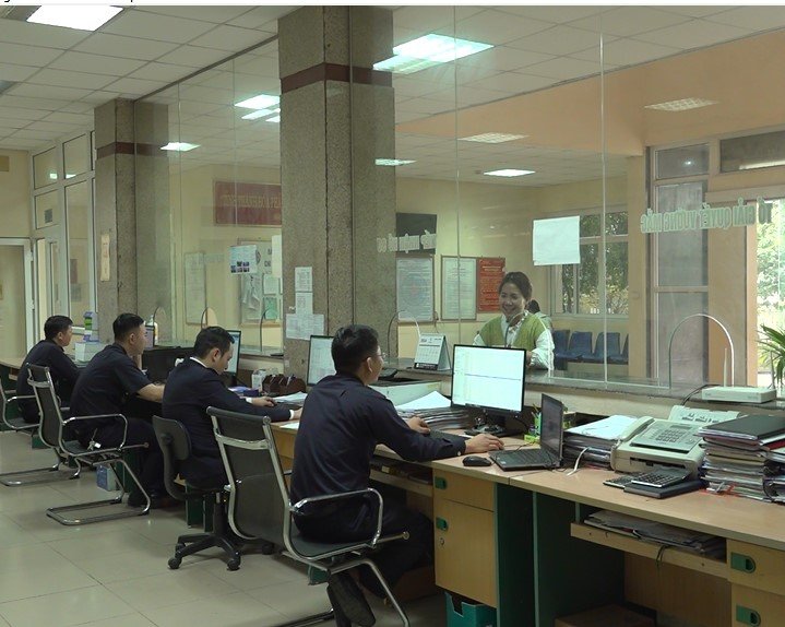 Công chức Chi cục Hải quan cửa khẩu cảng Thanh Hóa làm công tác nghiệp vụ