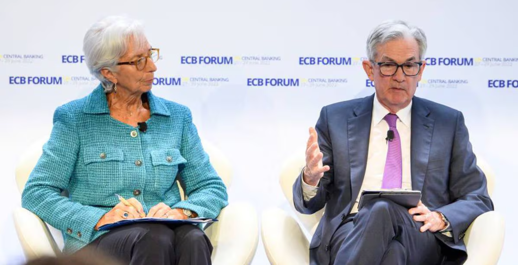 Chủ tịch ECB Christine Lagarde và Chủ tịch Fed Jerome Powell tại một sự kiện do ECB tổ chức tại Sintra, Bồ Đào Nha - Ảnh: REUTERS