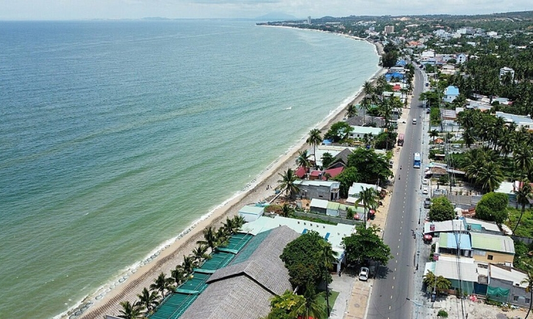 Tuyến đường ven biển Bình Thuận nằm trong cung đường được mệnh danh đẹp nhất Việt Nam.