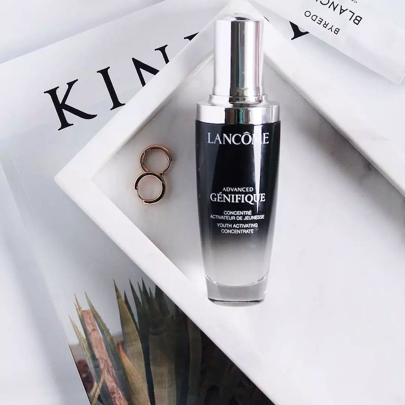 Tinh chất Lanc&ocirc;me Advanced G&eacute;nifique Serum với 6 tỷ phần lợi khuẩn pre- & probiotic c&ocirc; đặc trong mỗi chai serum c&ugrave;ng Hyaluronic Acid, v&agrave; Vitamin Cg.