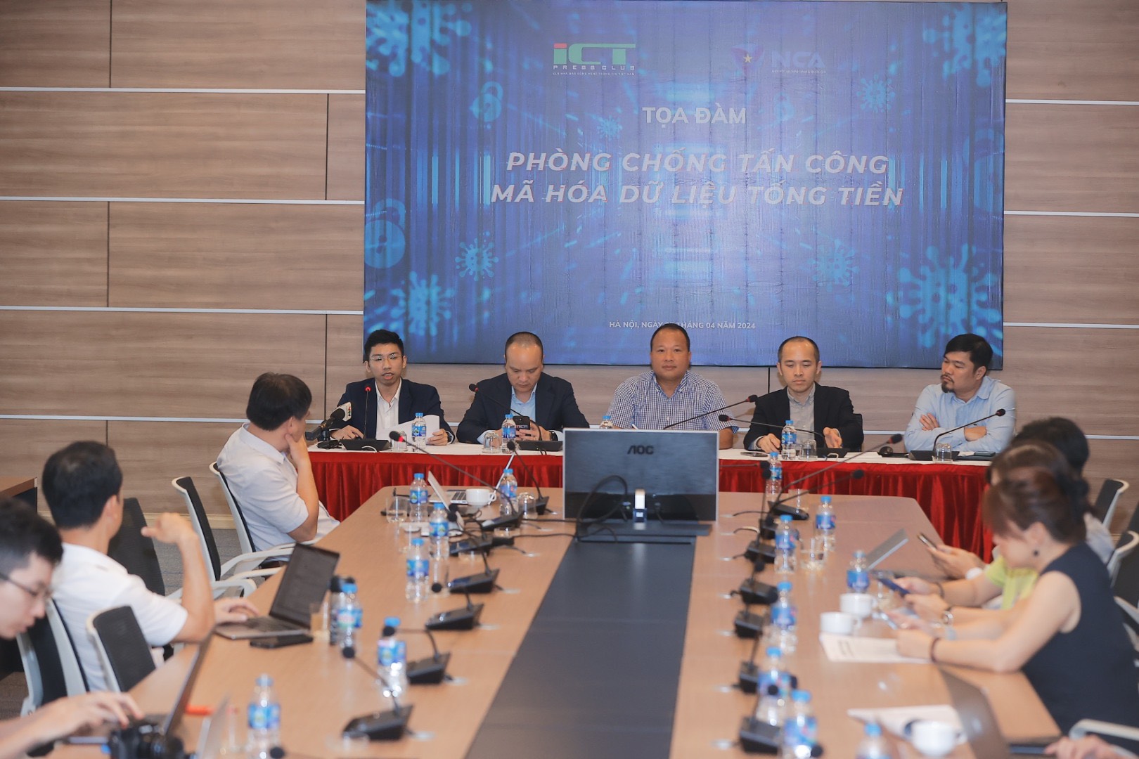 các chuyên gia tại tọa đàm “Phòng chống tấn công mã hóa dữ liệu tống tiền” do Câu lạc bộ Nhà báo công nghệ thông tin Việt Nam (Vietnam ICT Press Club) phối hợp với Hiệp hội An ninh mạng Quốc gia tổ chức chiều 5/4/2024.