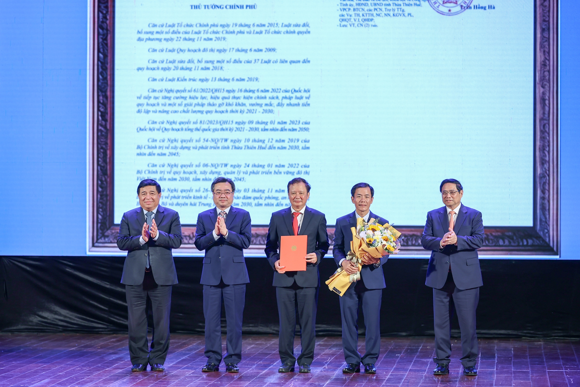 Thủ tướng Chính phủ trao Quyết định phê duyệt Quy hoạch chung đô thị tỉnh Thừa Thiên Huế đến năm 2045, tầm nhìn đến năm 2065 cho lãnh đạo tỉnh Thừa Thiên Huế