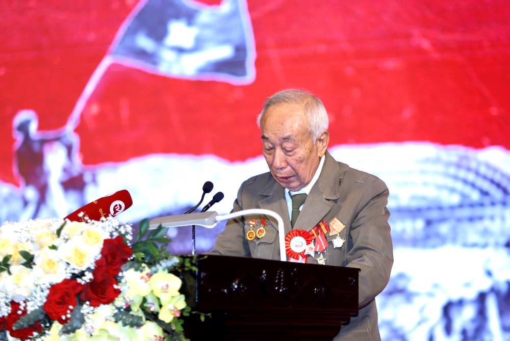 Bác Nguyễn Bá Viết đại diện cho chiến sĩ Điện Biên, thanh niên xung phong, dân công hỏa tuyến trực tiếp tham gia chiến dịch Điện Biên Phủ đã ôn lại kỷ niệm về những năm tháng hào hùng này