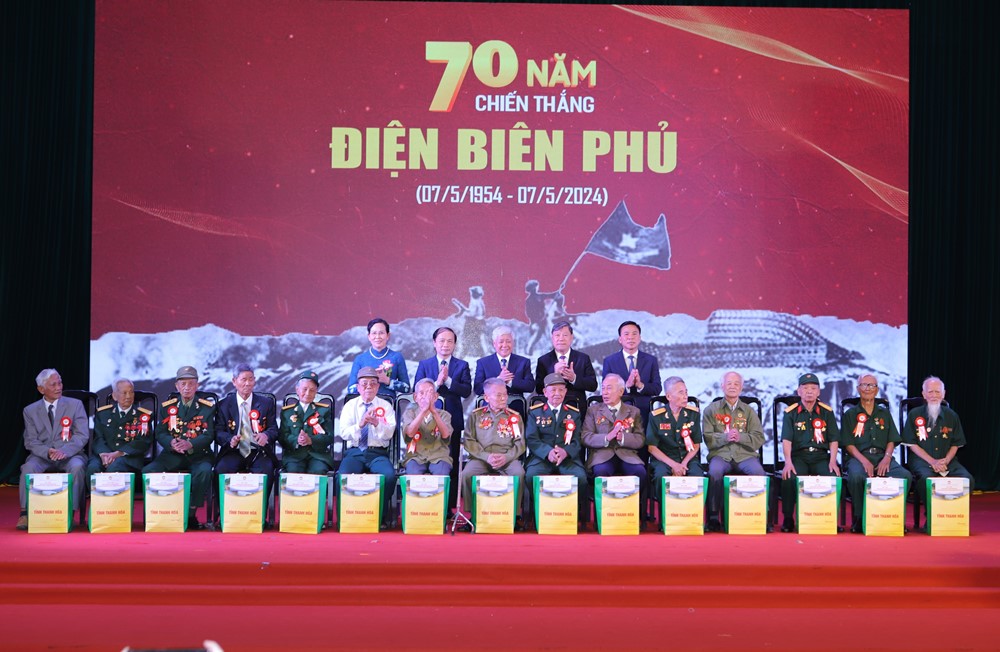Lãnh đạo Ủy ban Trung ương Mặt trận Tổ quốc Việt Nam; cùng lãnh đạo các ban, ngành, cơ quan Trung ương và các tỉnh Thanh Hóa, Hà Nam tặng quà chiến sĩ Điện Biên, thanh niên xung phong, dân công hỏa tuyến trực tiếp tham gia chiến dịch Điện Biên Phủ
