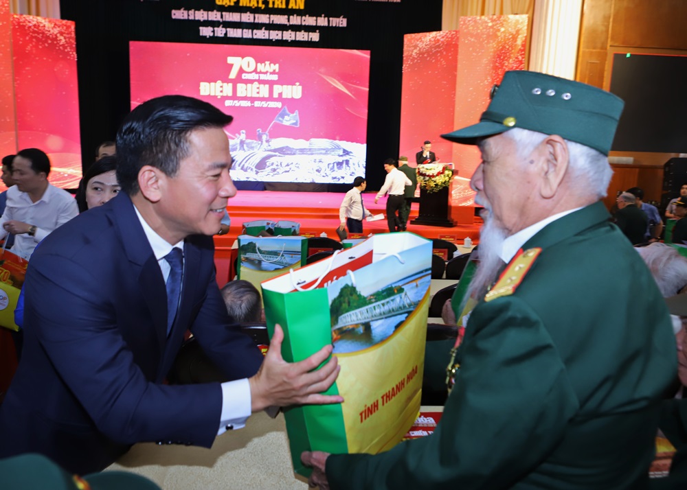 Ông Đỗ Trọng Hưng, Bí thư Tỉnh ủy tỉnh Thanh Hóa tặng quà chiến sĩ Điện Biên
