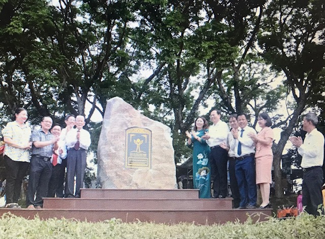 Gắn bia c&ocirc;ng nhận C&acirc;y di sản Việt Nam cho quần thể&nbsp;c&acirc;y sưa - Gi&aacute;ng Hương Ấn ở l&agrave;ng Hương Tr&agrave;.