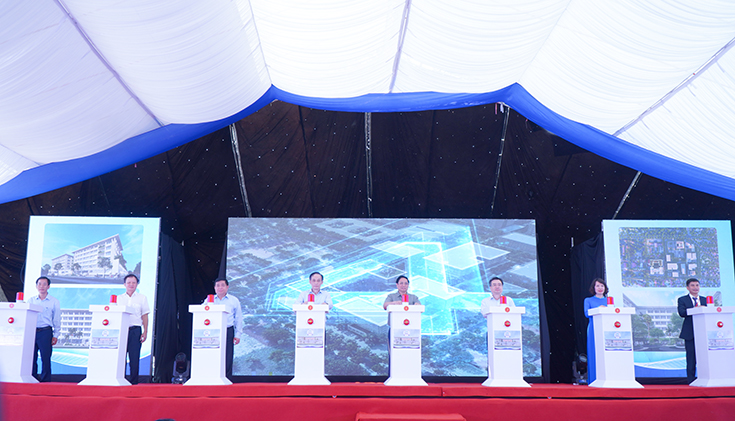 Thủ tướng Phạm Minh Chính và các đại biểu bấm nút khởi công Bệnh viện Quốc tế giai đoạn 2 thuộc Bệnh viện Trung ương Huế.