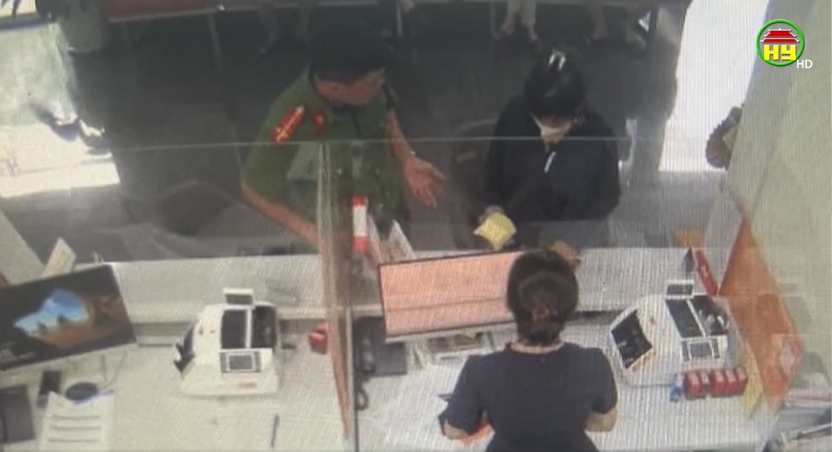 Nhân viên SHB Phố Hiến và công an phường phối hợp ngăn chặn kịp thời vụ lừa đảo qua Facebook (Ảnh: Đài Truyền hình Hưng Yên).