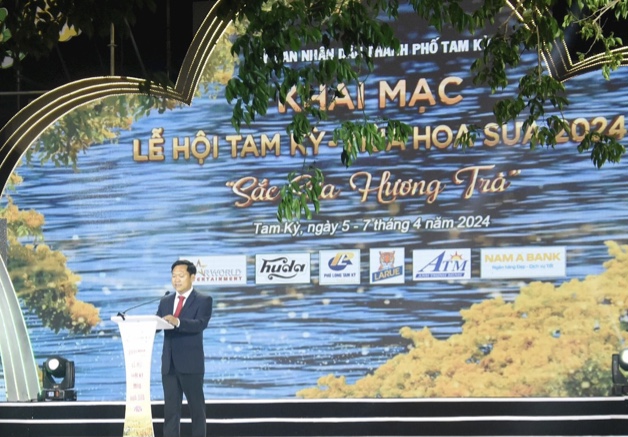 Ông Trần Trung Hậu, Phó Chủ tịch UBND TP. Tam Kỳ phát biểu khai mạc lễ hội Tam Kỳ-mùa hoa sưa năm 2024.