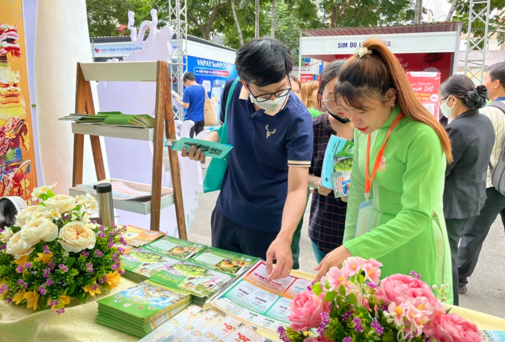 Khách tham quan các tour du lịch khuyến mại tại hội chợ du lịch TP.HCM 2024.