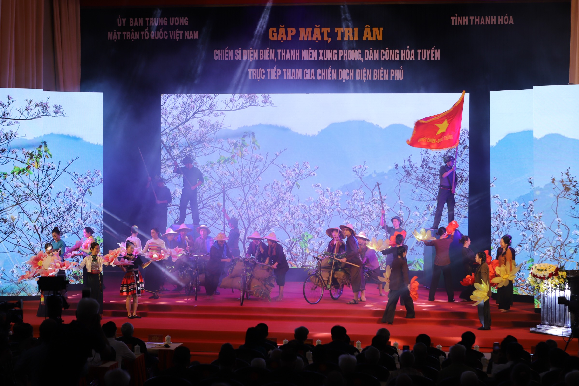 Mở đầu là chương trình nghệ thuật với chủ đề “Bản anh hùng ca Điện Biên Phủ”. Chương trình đã khắc họa rõ nét bối cảnh lịch sử và Chiến dịch Điện Biên Phủ cách đây 70 năm của quân và dân ta.