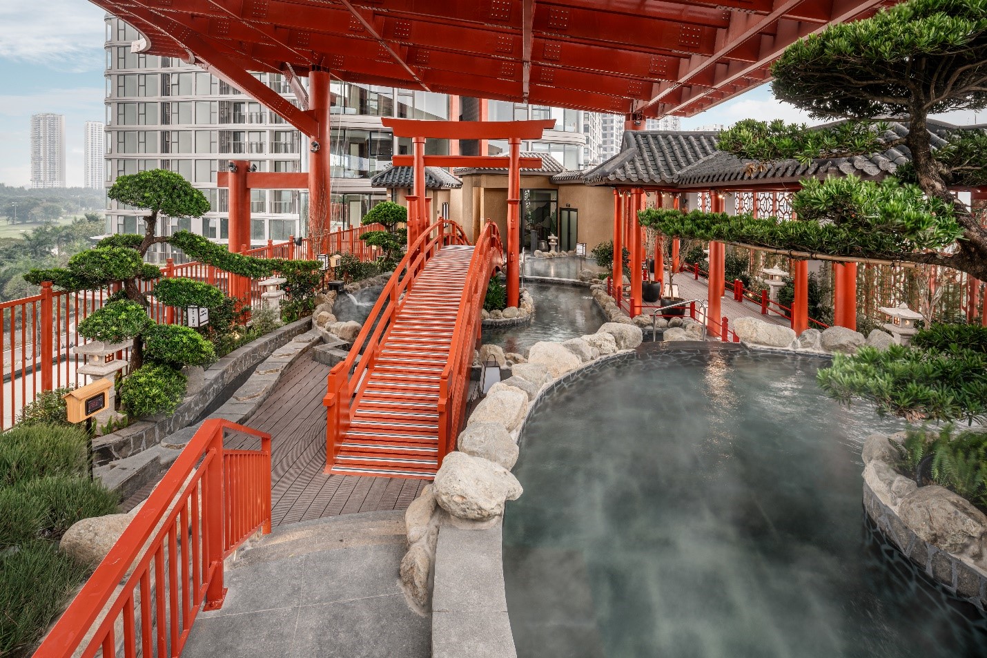 Tổ hợp khoáng nóng Mori Onsen tại Ecopark, cách hồ Hoàn Kiếm 14km.