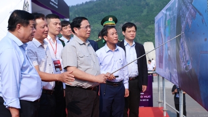 Vietnam's Thua Thien Hue Province Unveils Ambitious Development Plan: Prioritizing Economic Corridors, Infrastructure, and Healthcare
