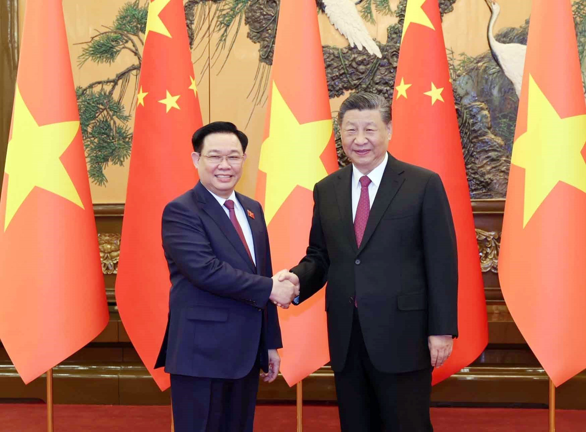 Chủ tịch Quốc hội Vương Đình Huệ hội kiến Tổng Bí thư, Chủ tịch nước Trung Quốc Tập Cận Bình.  Ảnh: Quốc hội