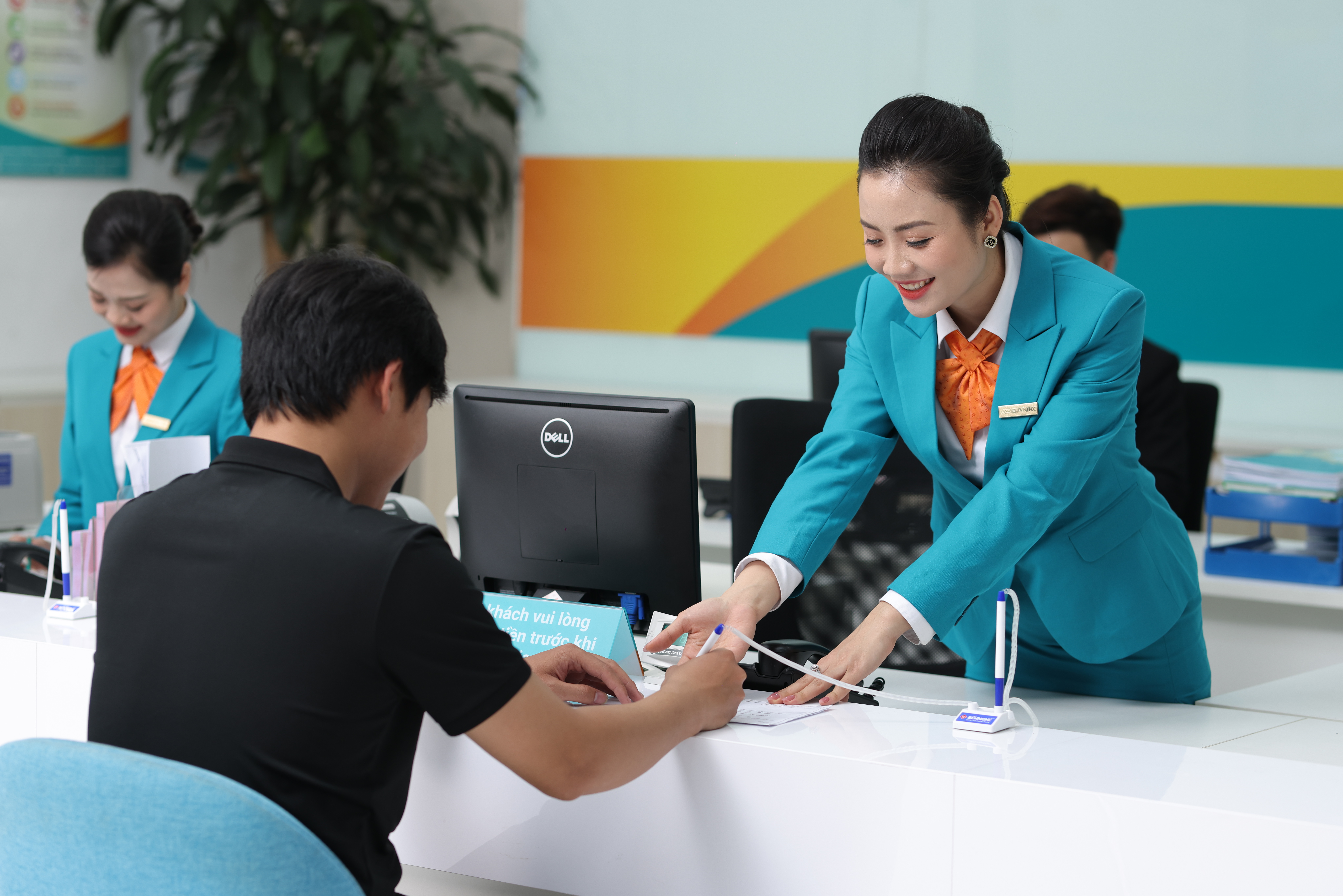 Ngân hàng nên tiếp tục hạ lãi suất cho vay nhằm khơi thông mạnh hơn nguồn vốn tín dụng ra thị trường - Ảnh minh họa