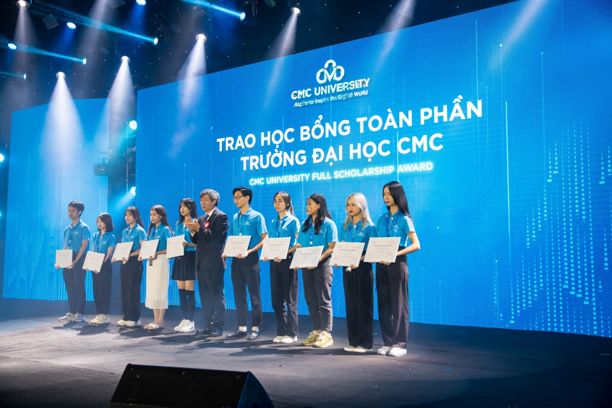Hiệu trưởng Nguyễn Ngọc B&igrave;nh trao học bổng to&agrave;n phần cho sinh vi&ecirc;n Trường đại học CMC (Ảnh: CMC).