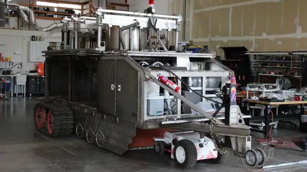 BurnBot RX có thể đốt cháy thảm thực vật mà không tạo khói. Ảnh: Lora Kolodny.